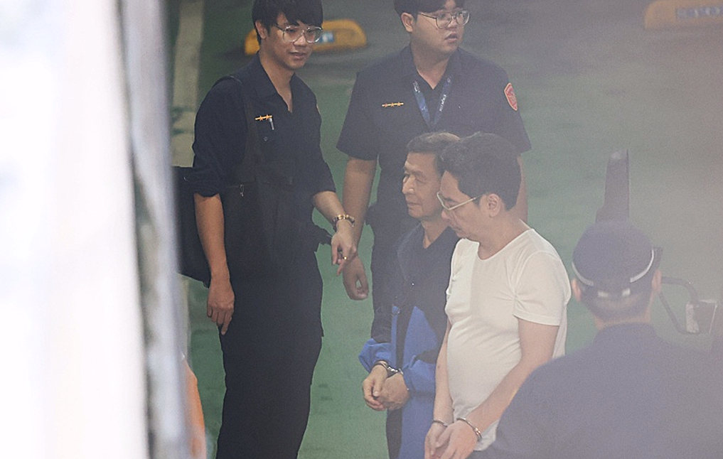 台北地檢署偵辦京華城案，檢察官為鞏固案情，14日上午再度提訊在押的前台北市副市長彭振聲（中）說明。圖／中央社