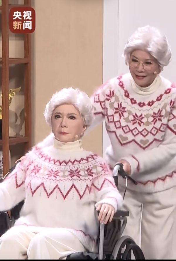 央視馬年春晚小品《奶奶的最愛》中推出多款人形機器人，其中，小品《奶奶的最愛》中推出多款人形機器人。圖/取自央視