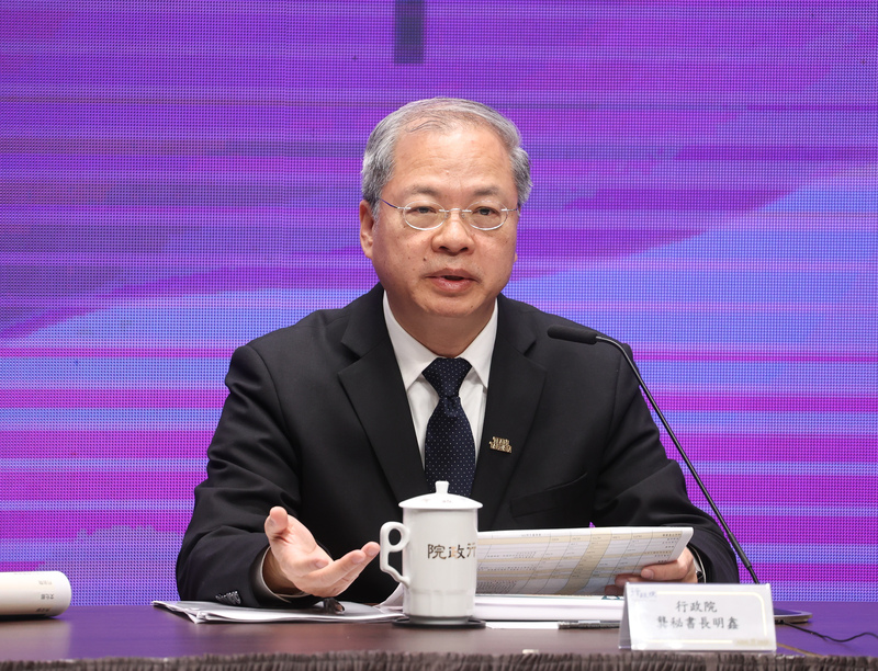 總預算遭砍，行政院秘書長龔明鑫喊窮，約用承攬人員無法加薪。圖/中央社