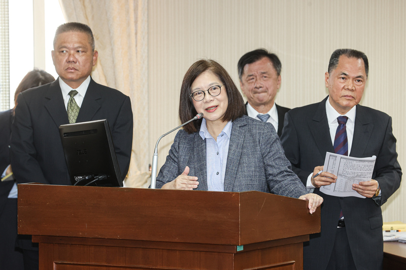 立委高金素梅於臉書揭露海委會主委管碧玲三則簡訊。 圖/中央社