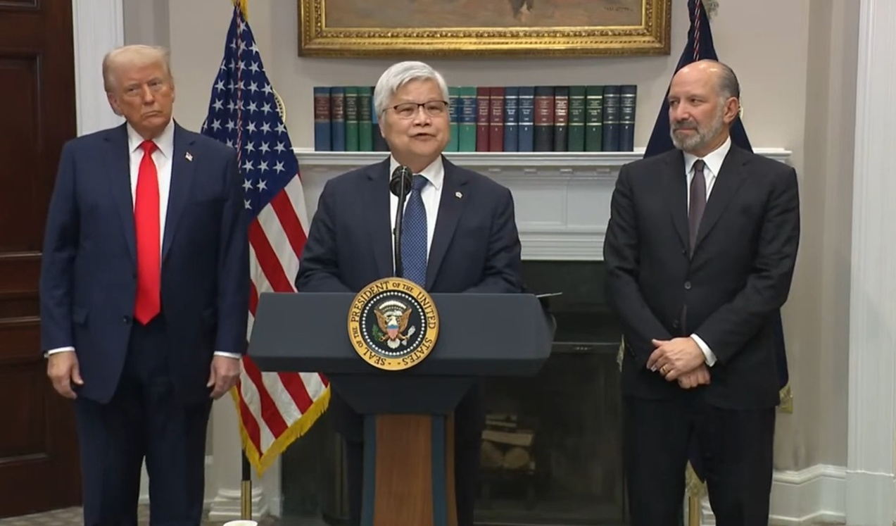 台積電董事長魏哲家（中）去年3月親赴白宮，與川普（左）及商務部長盧特尼克（右）會晤，象徵台美半導體供應鏈的戰略重組。圖／翻攝自 Diya TV  YT頻道