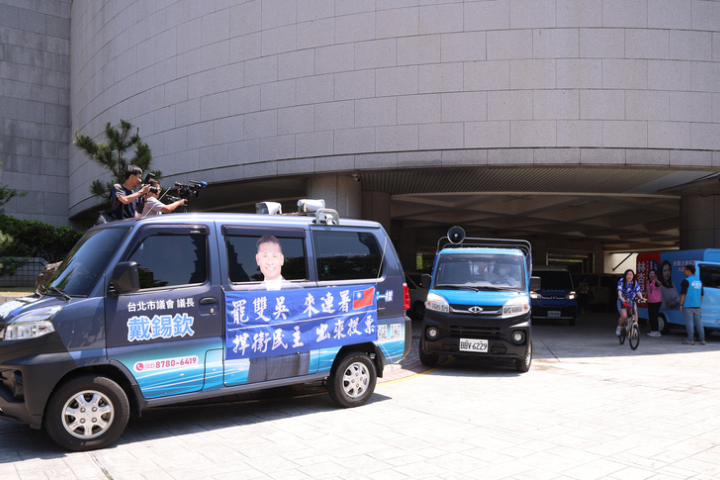 拼罷雙吳二階達標 藍議員宣傳車變「行動連署站」