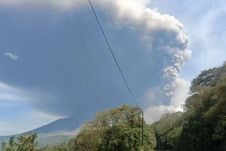 印尼東部的勒沃托比拉基拉基火山上周末期間（17、18日）連續噴發8次。圖/取自Manila Times《YouTube》官方頻道
