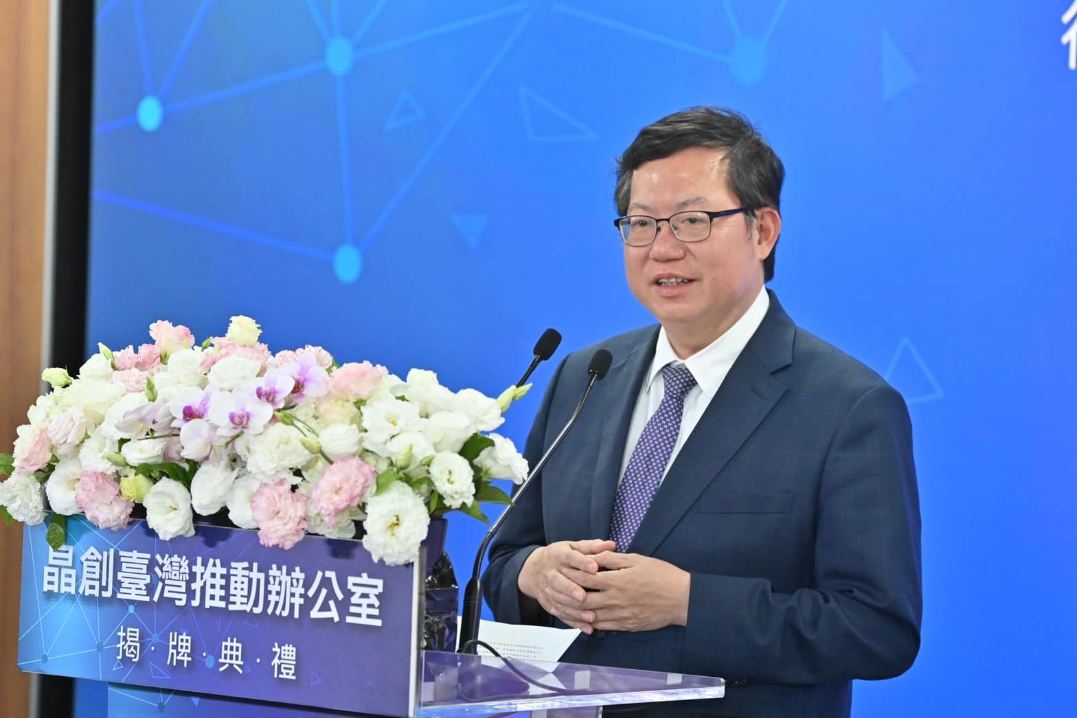 海基會董事長鄭文燦疑涉貪遭檢方聲押禁見，府院都做了回應。圖/取自鄭文燦臉書