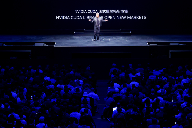 輝達（NVIDIA）執行長黃仁勳（台前講者）主題演講2日在台大體育館登場，包括鴻海董事長劉揚偉、廣達董事長林百里、華碩董事長施崇棠以及經濟部長郭智輝等人都到場聆聽。圖/中央社