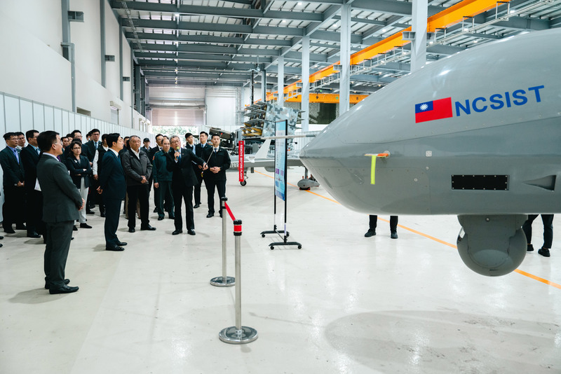 副總統賴清德29日到中科院視察國造騰雲無人機，並期勉中科院持續提升台灣先進軍事科技、武器系統的研發與製造量能，讓台灣自主防衛能量更加強大。圖/中央社