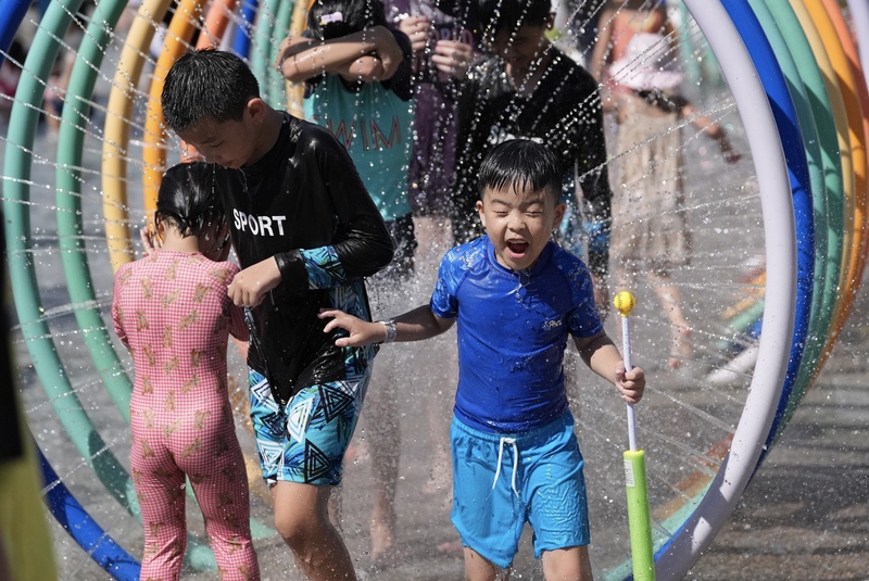 今天全台各地大多為高溫炎熱的天氣。圖為小朋友在北市兒童新樂園戲水區開心玩耍。中央社