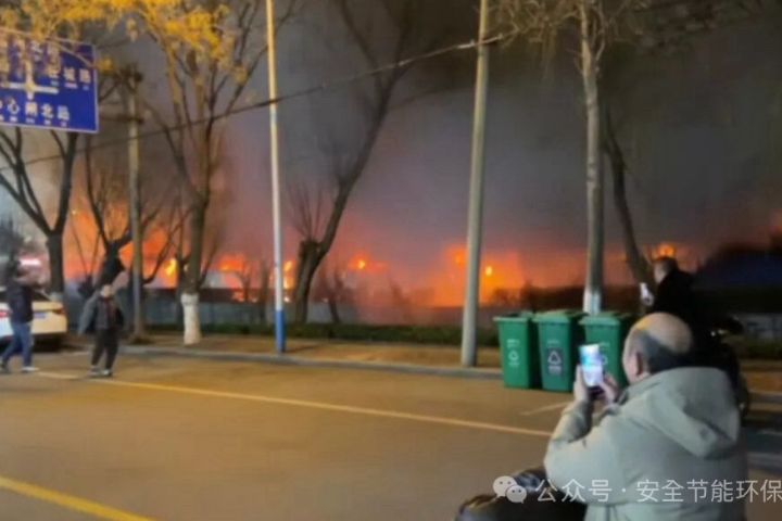   現場火勢範圍極廣，巨大火球伴隨濃煙衝上半空，夜空被映成橘紅色。圖/取自微信•安全節能環保科技公眾號