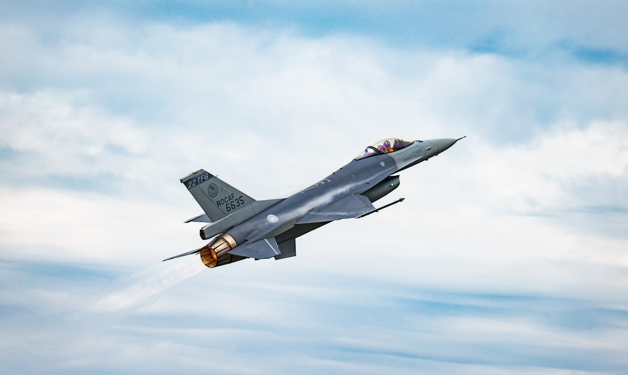 圖為F-16V BLK20型機在2021年接裝典禮上，以「高速衝場」展現速度極致。圖／取自國防部發言人臉書