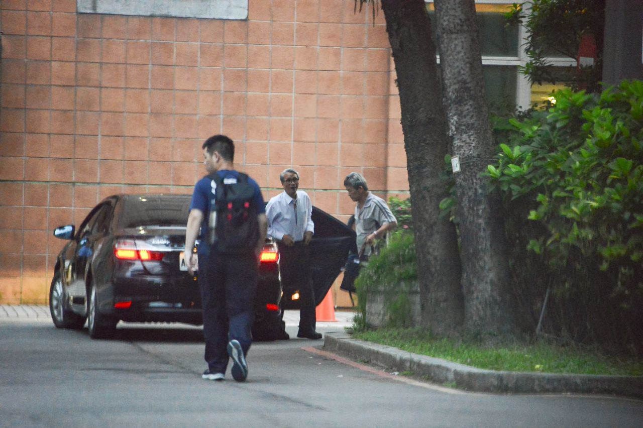 網友爆料，監委鴻義章去年5月13日下班後繼續搭公務車，前往東吳大學法學院進修。圖/取自PTT