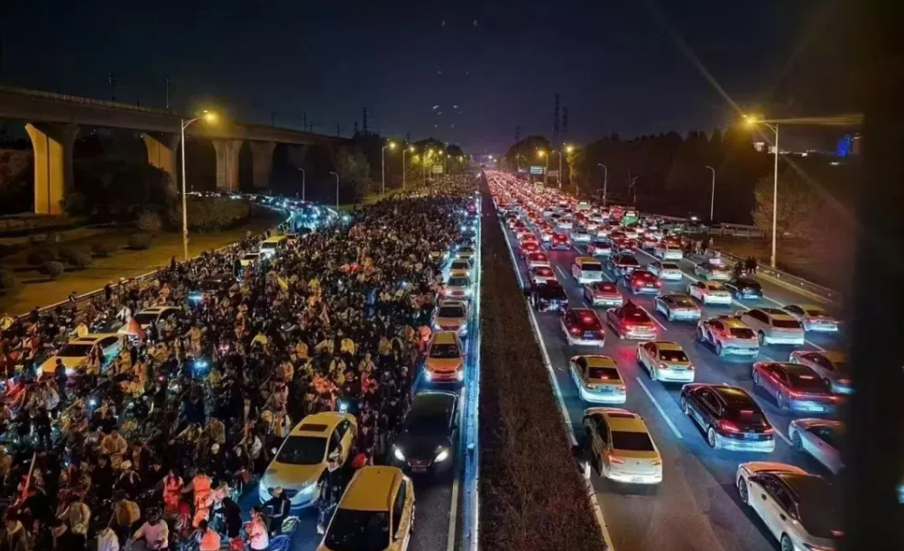 8日晚間，上萬名來自鄭州的大學生、市民騎車到50公里外的開封夜遊。圖/取自開封融媒