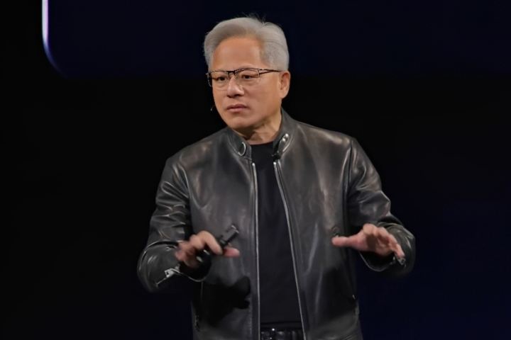 全球依賴台灣！黃仁勳：40%晶片產能移美難實現