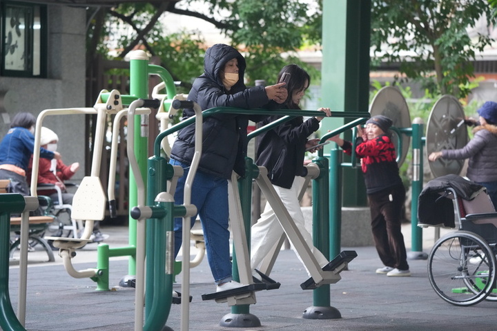 東北季風減弱逐漸回暖　除夕變天中部以北轉涼