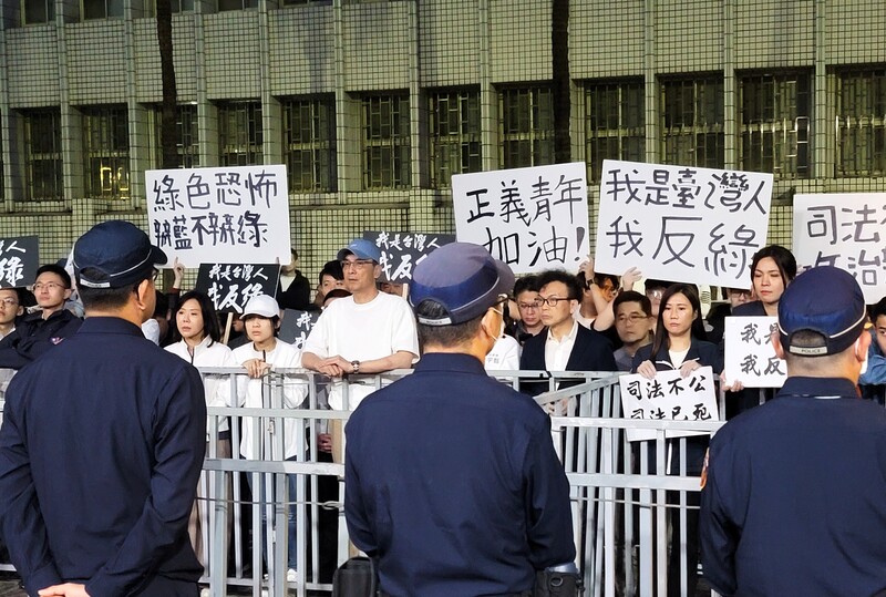 國民黨不滿台北市黨部主委黃呂錦茹遭約談，17日晚間號召群眾聚集台北地檢署外。黃呂錦茹等人18日清晨遭聲押禁見。黨主席朱立倫（戴藍色帽子者）與黨公職喊出「民主黑牢，司法不公」，並於5點多離去。圖/中央社