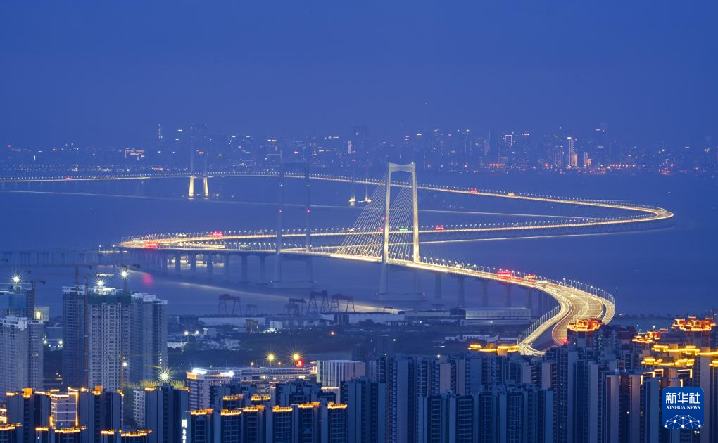 廣東中山翠亨新區大尖峰頂所攝，即將通車的深中通道夜景。圖/取自新華社