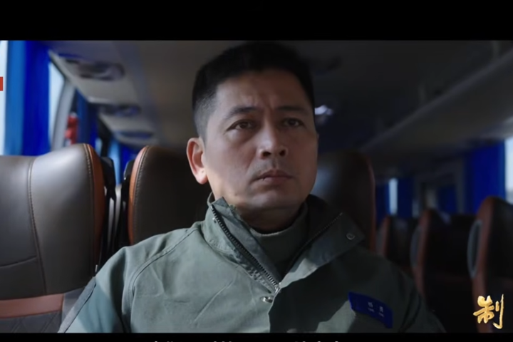 試飛員楊勇的壓力,寫在臉上。圖/取自央視