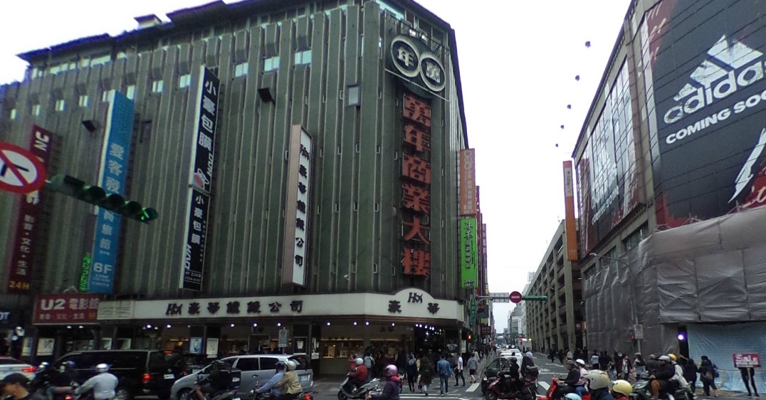 有民眾在萬年大樓抽吉伊卡哇一番賞,豈料竟被黑心商人欺騙。圖/取自Google街景