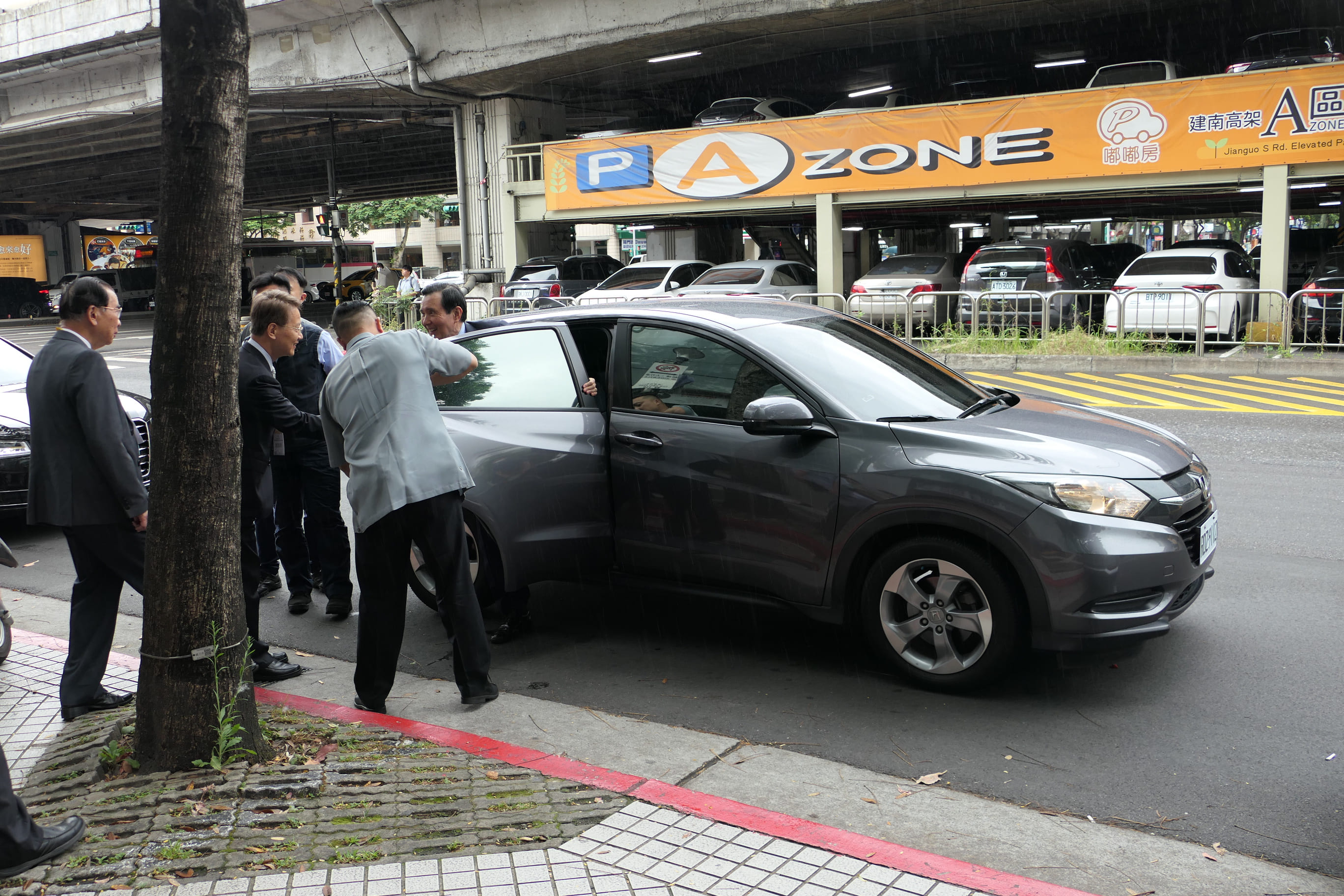 馬英九卸任總統禮遇終止，原本的Audi座車也被收回，改由馬辦自費租用HONDA座車代步。圖/馬英九辦公室提供