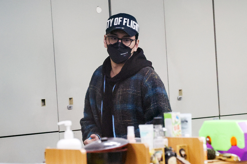 藝人王大陸上個月才因閃兵被捕，以15萬元交保後，又被檢方發現涉嫌教唆傷害。圖為王大陸上月18日涉逃兵役被移送新北檢複訊。圖/中央社