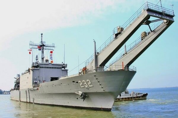 「中和軍艦」（LST-232）於27日凌晨在台中港外海與陸籍漁船擦碰。圖/取自海軍官網