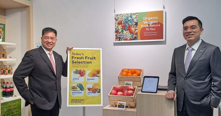Touch Taiwan智慧顯示展16日登場，面板廠友達光電董事長彭双浪（左）受訪時表示，以目前看，面板廠不會赴美設廠，因為設廠一定虧錢，做愈多賠愈多；美國總統川普既然以平衡貿易逆差為由，課對等關稅，建議可向美採購核電設備來平衡逆差。圖/中央社