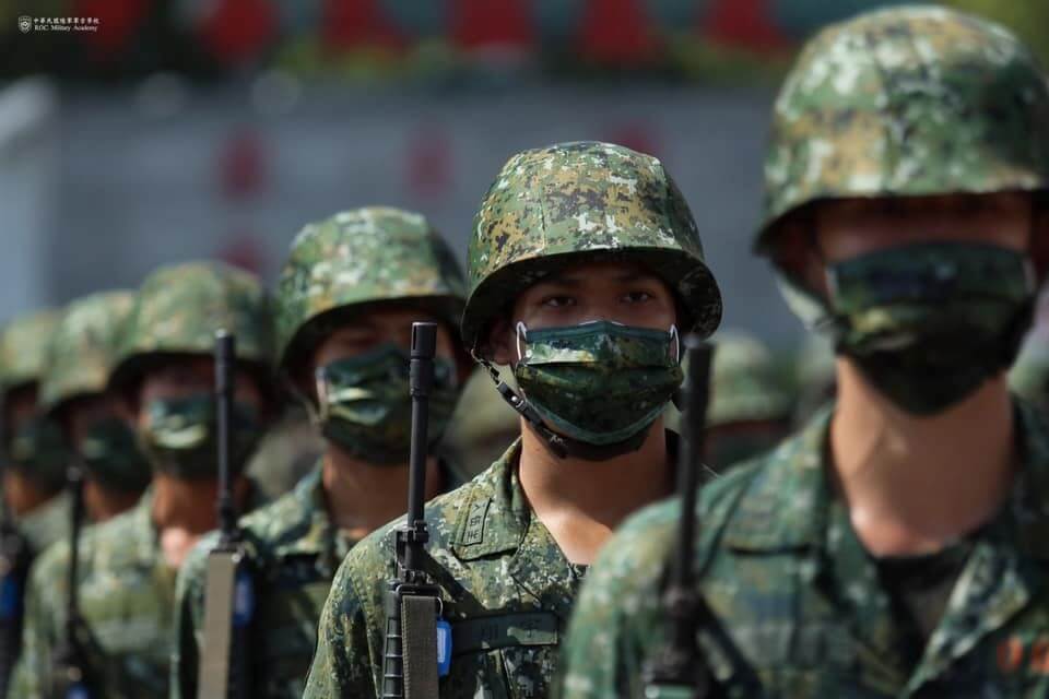 陸軍官校學生入伍訓練以培養軍人基本認知與強化愛國信念，熟悉單兵戰鬥技能，使成為合格戰鬥員為目的。圖/取自陸軍官校官網