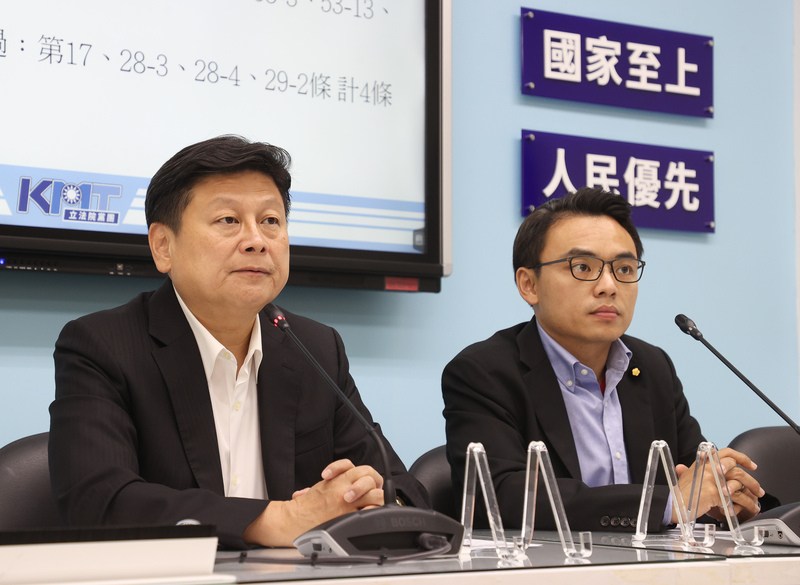 針對賴總統午夜回應立院外公民團體訴求稱「要守護民主」，國民黨團總召傅崐萁（左）表示，別在台灣內部找敵人。圖／中央社