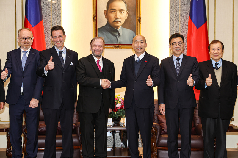 台灣民主基金會4月10日改選董事長，民進黨及外交部相繼表態不卡韓，圖為韓國瑜（右3）上月27日接見歐洲在台商務協會訪問團一行。圖/中央社