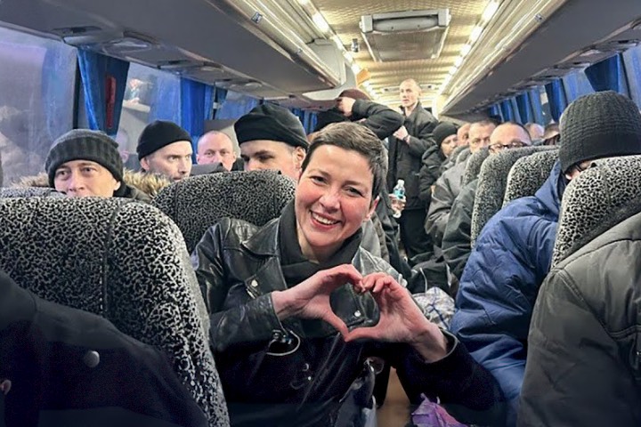 反對派重要人士科列斯尼科娃是2020年反盧卡申科大規模示威的領導人物之一,她獲釋後,被巴士送往烏克蘭。圖/翻攝自DW YouTube頻道