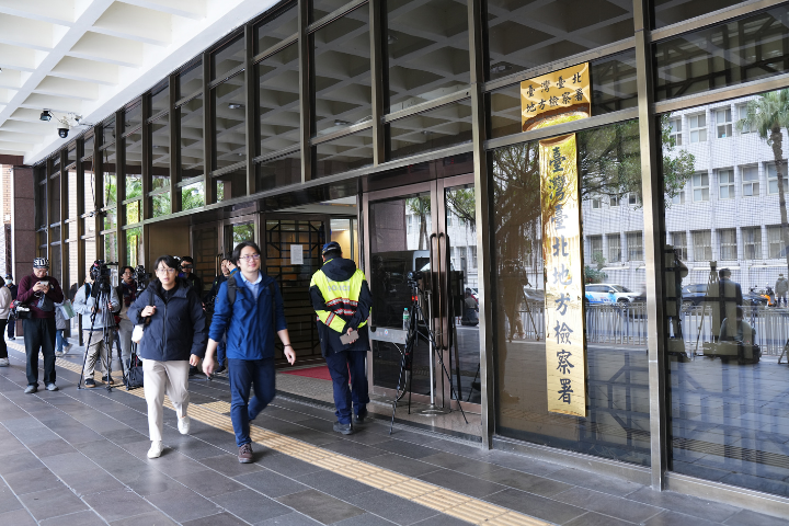車身噴「司法已死、官逼民反」　計程車司機今晨撞北檢大門
