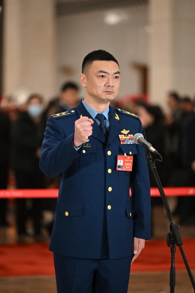 3月5日，殲20戰機飛行員高中強以全國人大代表身分受訪。圖/取自新華社