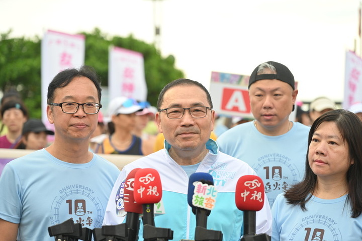 新北市長侯友宜（中）上午出席新北市鐵道馬拉松接力賽開跑儀式前接受媒體聯訪，針對陳水扁的言論發表看法。圖/取自中央社