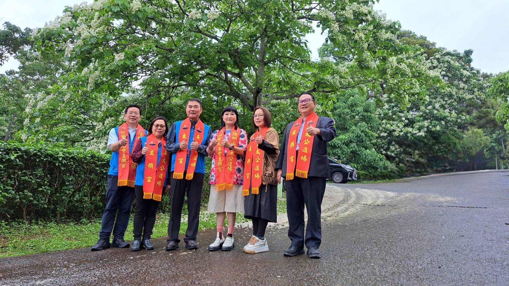 苗栗縣長鍾東錦（左3）今（28日）赴苗栗客家大院推廣桐花季，由大院道場主席羅世新（右）陪同。圖／姜太公中部道場客家大院提供