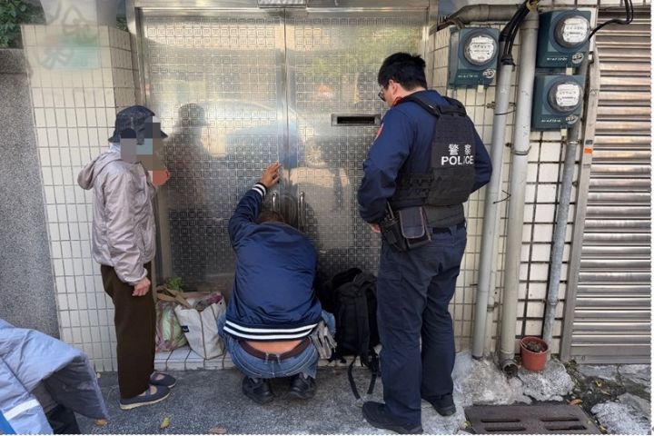 寒冬受困門外　士林暖警即刻伸援助八旬嬤返家