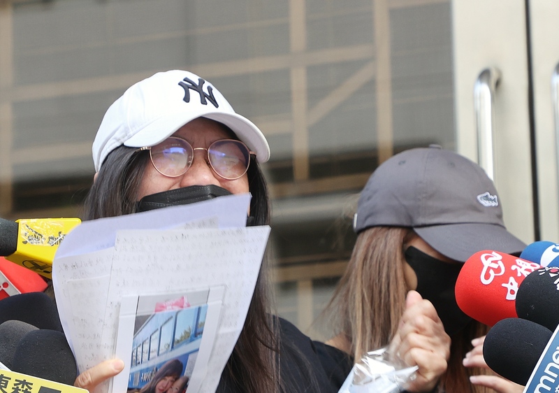 男子陳彥翔縱火致8家人亡，一審遭判死，二審11日改判無期徒刑。死者家屬聆判後在高院外受訪，情緒激動。圖/中央社