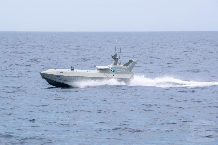 雷虎科技「海鯊800」無人艇進行性能展示。圖/取自軍聞社
