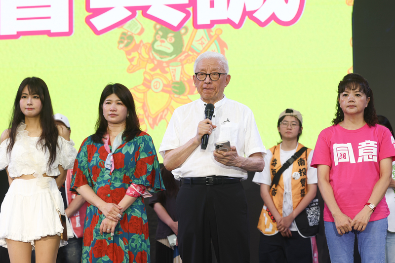 反共護台志工聯盟26日在台北濟南路舉行「決戰國會，公民不退」開票之夜，罷免同意票數持續落後、選情不樂觀，聯電創辦人曹興誠（左3）傍晚率罷團志工登台發表談話。圖／中央社