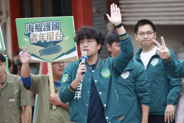 民進黨立委沈伯洋(圖中)認為修戒嚴法會破壞國家安全，民眾黨立委斥其邏輯不通。圖/取自沈伯洋臉書