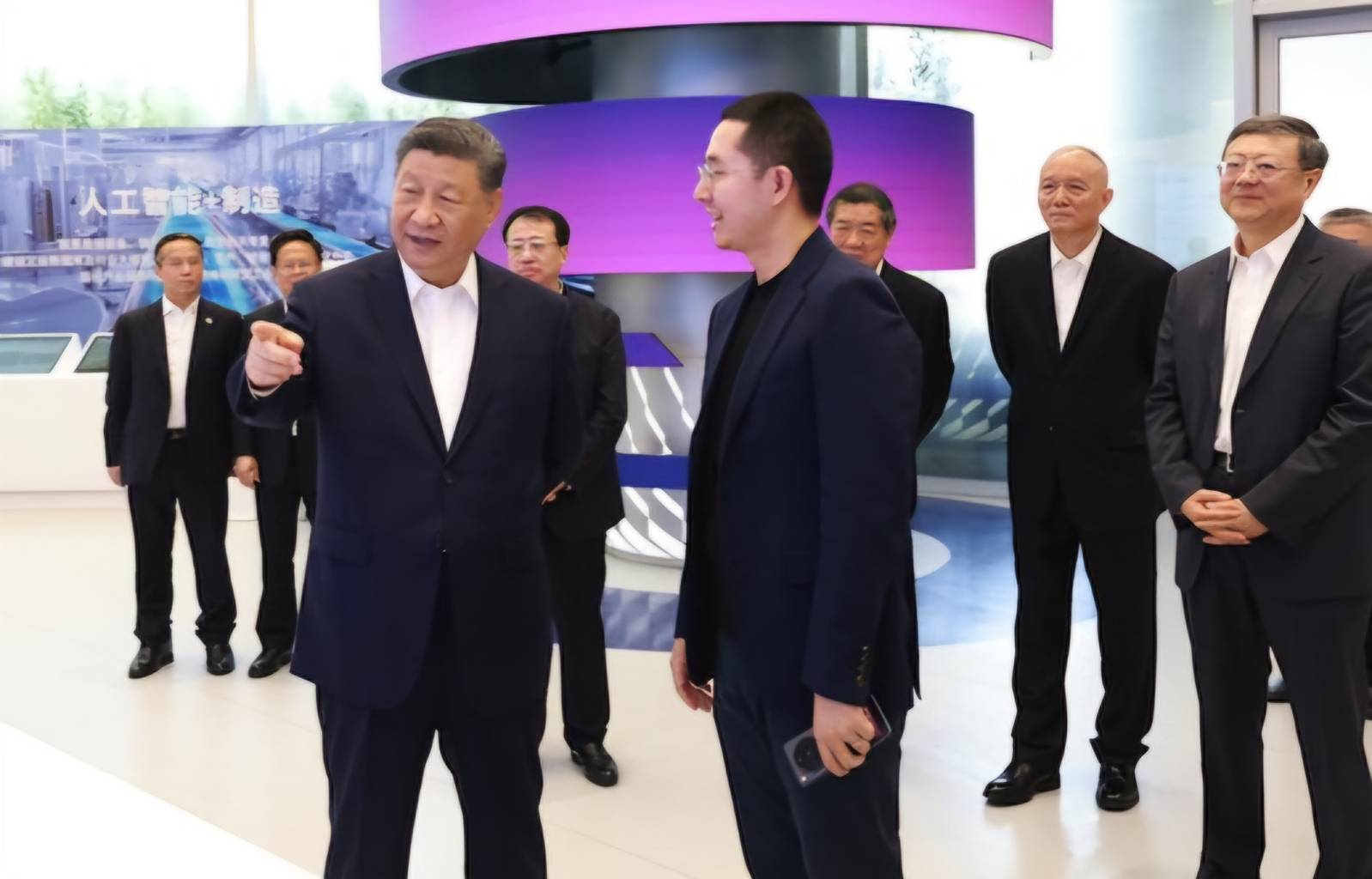 習近平上海考察：體驗AI眼鏡 勉青年引領科技強國夢