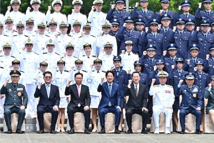 賴清德出席三軍畢典高舉三信念 強調「反共、反滲透、反併吞」是和平之道