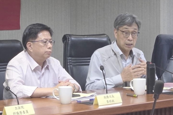 農業部長陳駿季（右）9日南下高雄與吳郭魚業者座談。圖/林瑞益攝