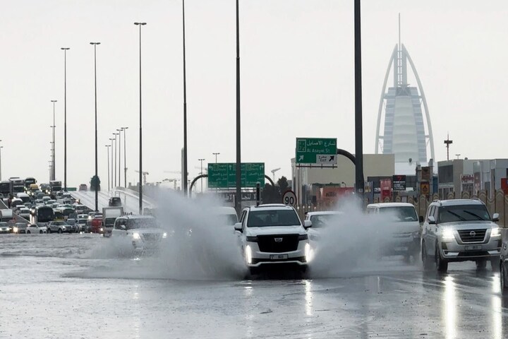 杜拜短時間強降雨造成多處災情。圖/取自天空新聞官方《YouTube》頻道