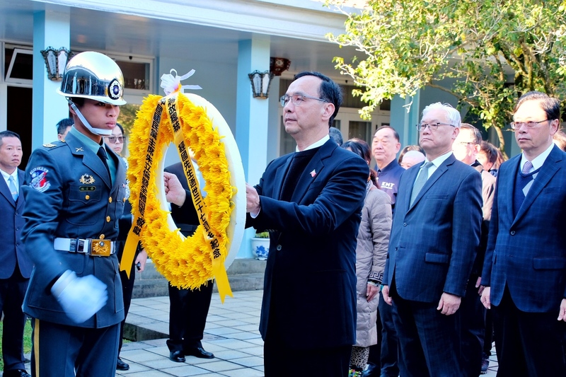 國民黨主席朱立倫（前排左2）13日率領黨部人員出席前總統蔣經國逝世37週年紀念謁陵，代表獻花致意。圖/中央社