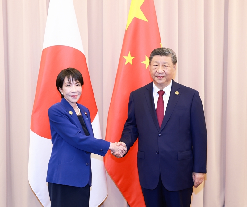 去年底日本首相高市早苗（左）因在國會談「台灣有事」，導致中日關係再急凍。儘管日方表態盼11月高市前往深圳參加APEC會議時，能實現雙邊領導人會晤，但北京至今仍冷淡以對。圖為去年10月31日在韓國慶於舉行APEC會議時，大陸國家主席習近平（右）與高市合影。圖／取自中國政府網