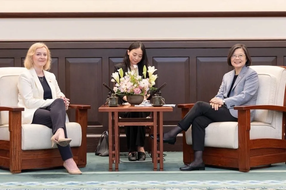 去年５月曾訪台的英國前首相特拉斯，據《美國之音》報導，竟為選區企業說項，準備輸出武器到中國。圖為特拉斯來台會晤蔡總統。圖／總統府提供