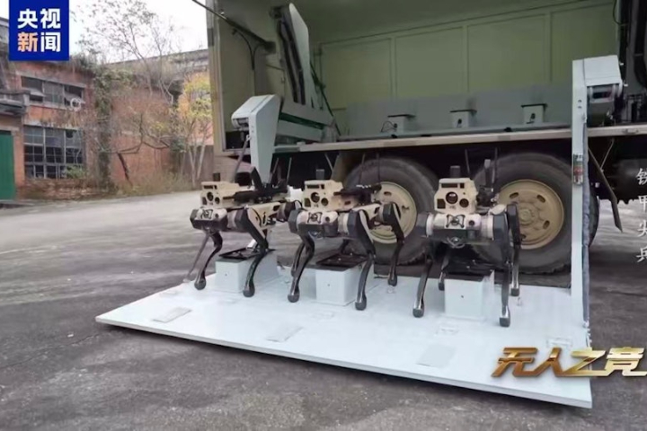 共軍「機器狼群」已實現任務分工，包括負責偵察、打擊、支援的多種機型，支援語音與手勢操控。圖/取自央視
