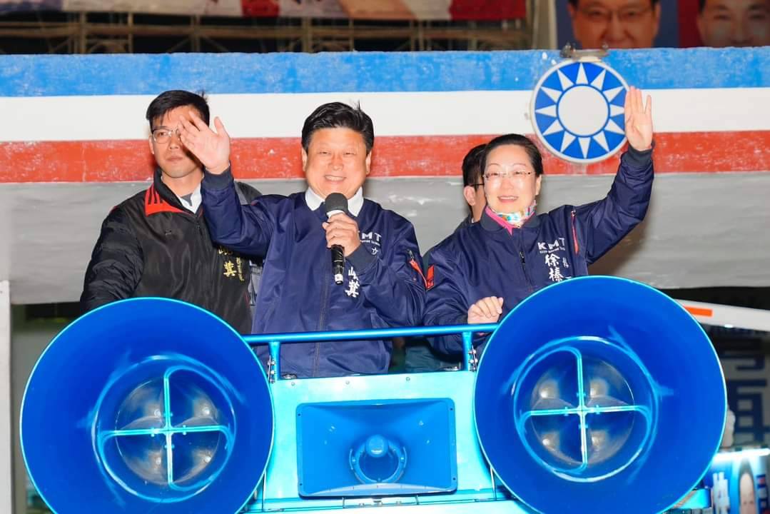 國民黨立委傅崐萁(中)將出任國民黨立法院黨團總召。圖/取自傅崐萁臉書