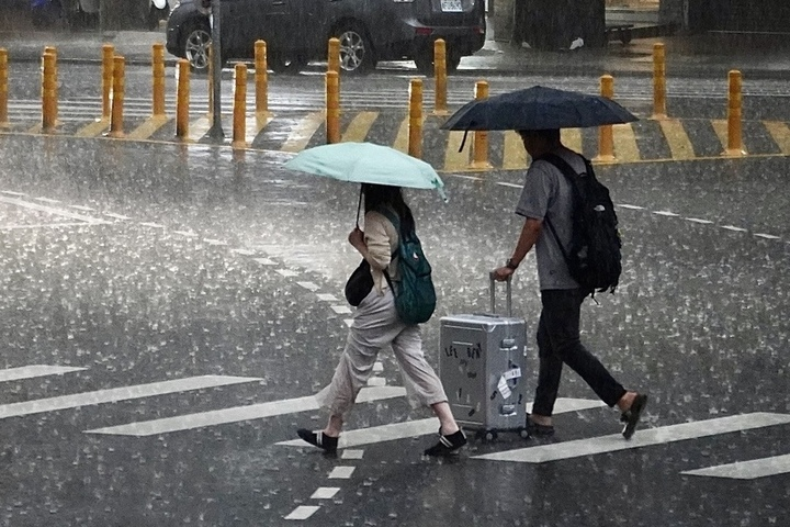西南風增強各地有雨　颱風沙德爾生成下周恐成強颱接近