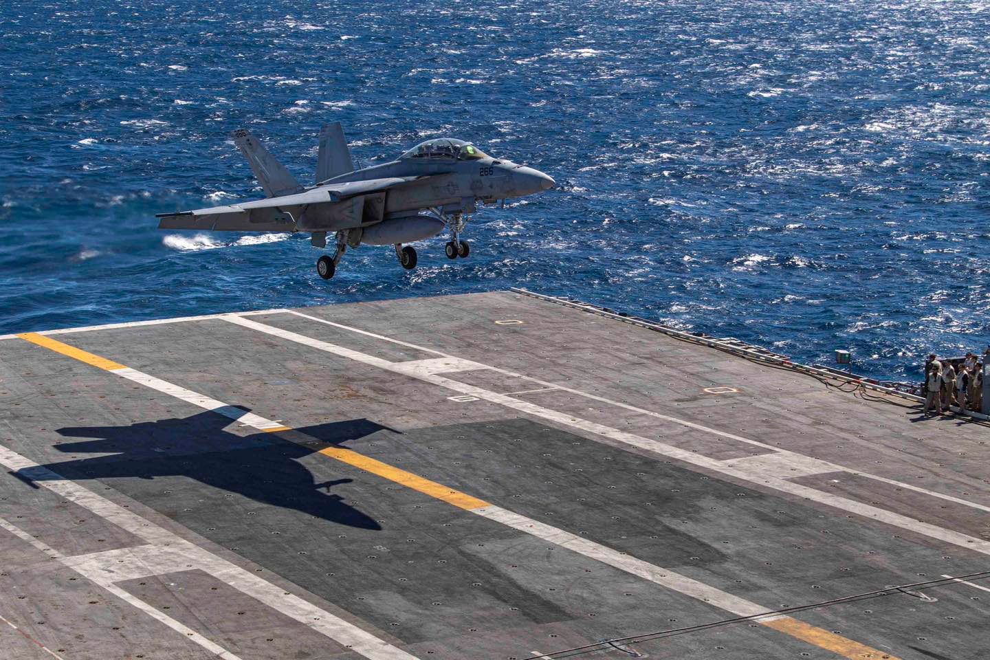 遭擊落的F/A-18戰機當時從杜魯門號航空母艦起飛執行任務，圖為今年3月杜魯門號航母上起降的F/A-18。圖/取自USS Harry S. Truman臉書