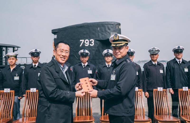 陸委、國防、內政官員13日開會討論海軍楊姓士兵持有大陸身分證一案。國防部長顧立雄（前左）11日視導海軍左營基地。圖/中央社